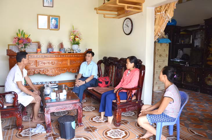 Cán bộ phòng LĐ-TB&XH của thị xã Đông Triều và xã Việt Dân gặp gỡ, nắm bắt tâm tư nguyện vọng của hộ nghèo trên địa bàn xã Việt Dân