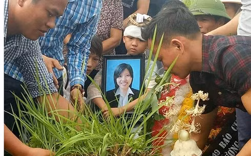 Con trai nhà báo Hải Đường tiễn biệt mẹ.