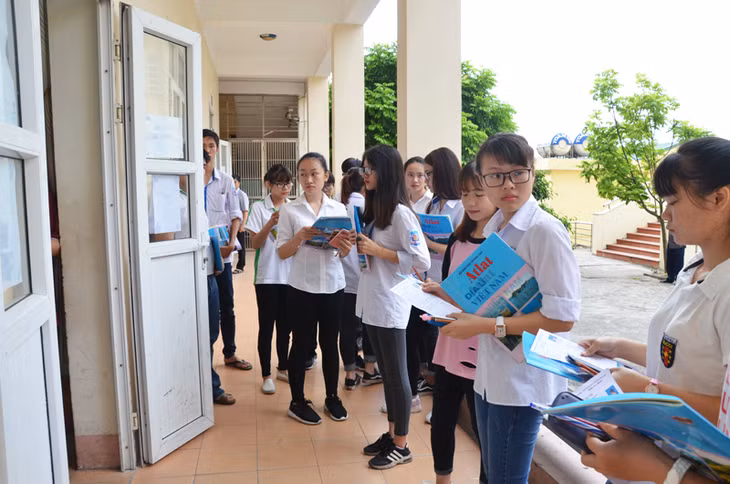 Thí sinh điểm th THPT Hòn Gai trước giờ thi
