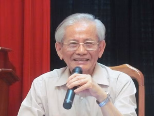 Phong cách giản dị, nụ cười hiền hậu của giáo sư Phan Huy Lê. (Ảnh: Phạm Mai/Vietnam+)