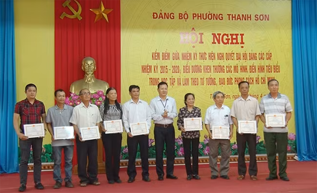 Đảng bộ phường Thanh Sơn đã biểu dương, khen thưởng các điển hình tiêu biểu trong Học tập và làm theo tư tưởng, đạo đức, phong cách Hồ Chí Minh.
