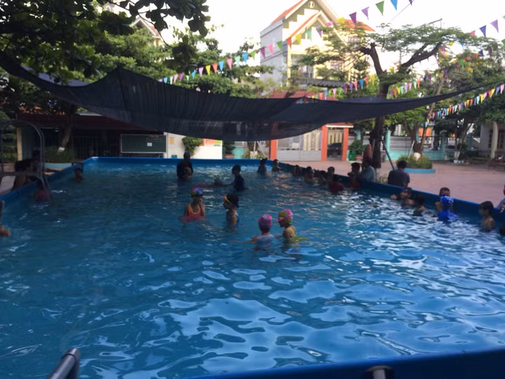 Các bể bơi thông minh luôn có đông đảo các thanh thiếu niên tham gia 