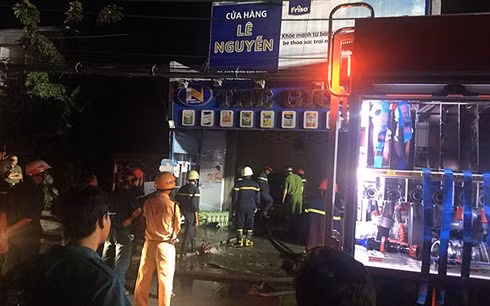 Cảnh sát sau đó có mặt tiếp cận đám cháy giải cứu hai vợ chồng nạn nhân ra ngoài
