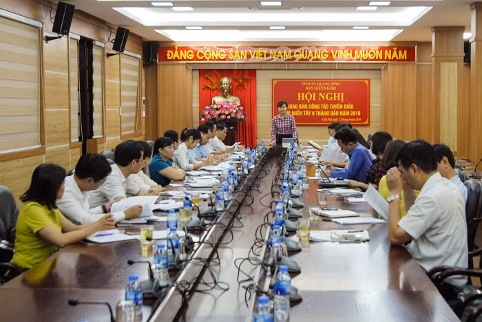 Đồng chí Phạm Thùy Dương, Phó Trưởng Ban Tuyên giáo Tỉnh ủy, chủ trì hội nghị giao ban.