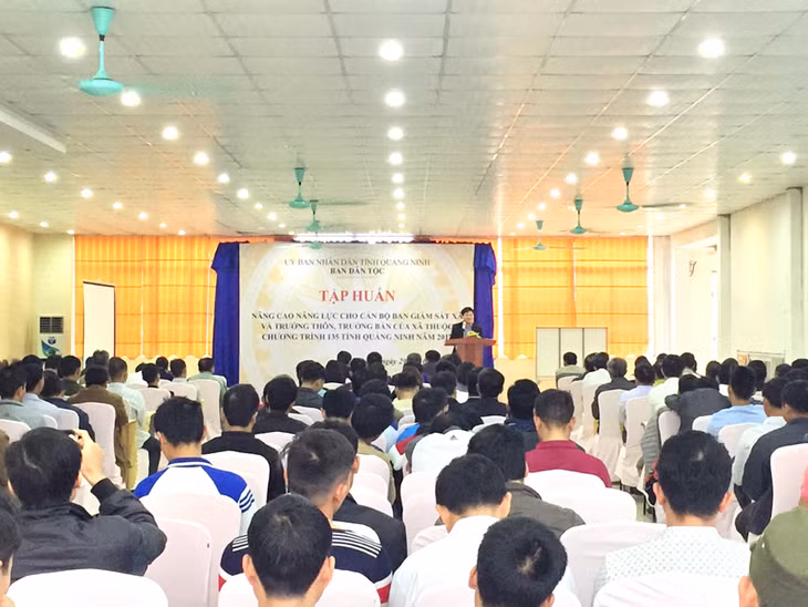 Một lớp tập huấn nâng cao năng lực cán bộ giám sát xã; trưởng thôn, bản thuộc xã Chương trình 135 do Ban Dân tộc tỉnh tổ chức