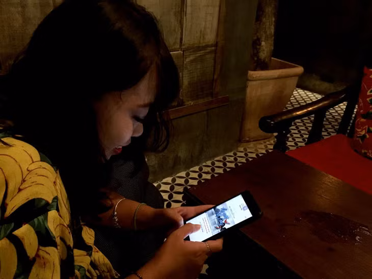 Du khách trải nghiệm wifi miễn phí tại TP Hạ Long. 