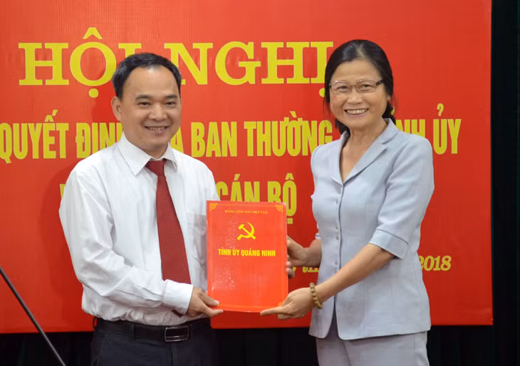 Đồng chí Đỗ Thị Hoàng, Phó Bí thư Thường trực Tỉnh ủy trao quyết định điều động, bổ nhiệm đồng chí Phạm Hữu Kiên, Trưởng Phòng Thông tin tuyên truyền giữ chức vụ Phó Hiệu trưởng Trường Đào tạo cán bộ Nguyễn Văn Cừ.