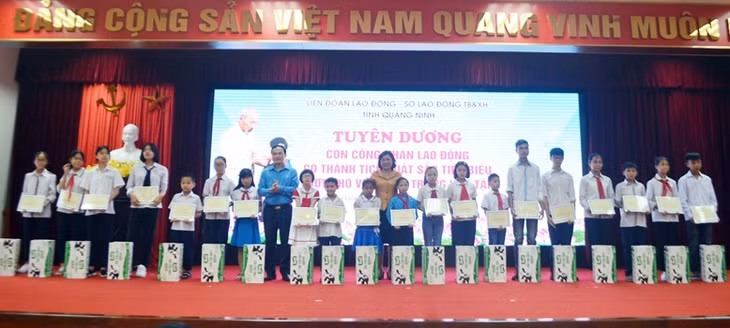 Lãnh đạo LĐLĐ tỉnh và Sở Lao động TB&XH tặng học bổng cho con CNVC-LĐ có thành tích vượt khó vươn lên trong học tập năm 2018.