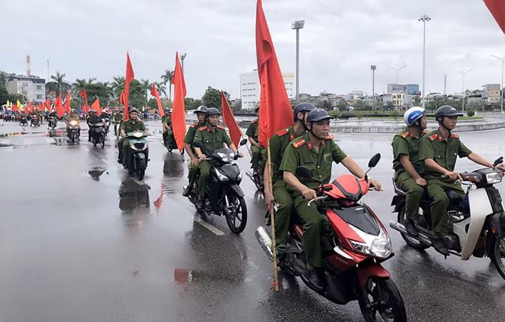 Các lực lượng xuống đường tuyên truyền phòng chống ma túy