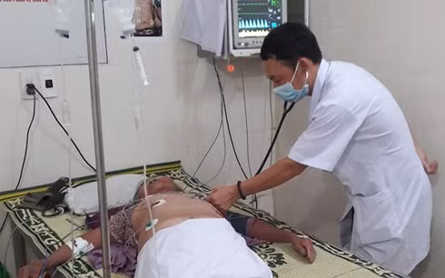 Cụ bà được chăm sóc tại phòng khám sau khi bị ong vò vẽ đốt