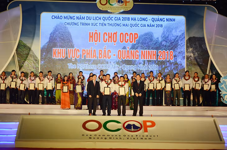 Các sản phẩm 5 sao được lãnh đạo Trung ương trao giấy chứng nhận tại Hội chợ OCOP khu vực phía Bắc - Quảng Ninh 2018. (Ảnh: Cao Quỳnh)