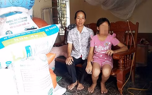 Bà Ngân cùng cháu N. Ảnh: T.PHAN