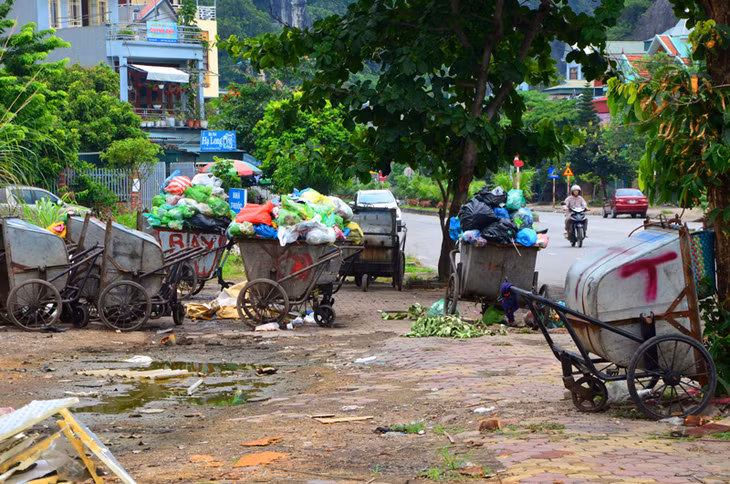 Cho tới hiều rác thải chưa được thu gom, dọn dẹp