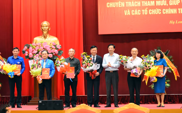 Đồng chí Nguyễn Văn Đọc, Bí thư tỉnh ủy, Chủ tịch HĐND tỉnh, trao Quyết định thành lập Cơ quan Khối cấp tỉnh
