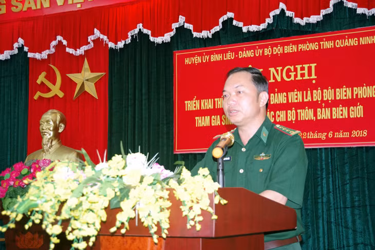 Đại tá Trần Văn Bừng, Bí thư Đảng ủy, Chính ủy BĐBP tỉnh phát biểu giao nhiệm vụ cho các cán bộ tại hội nghị 