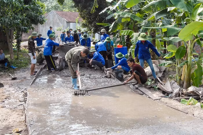 Đoàn Thanh niên xã, Đội sinh viên tình nguyện và người dân thôn Bãi Cát (xã Vũ Oai, huyện Hoành Bồ) cùng tham gia đổ bê tông tuyến đường nội thôn.