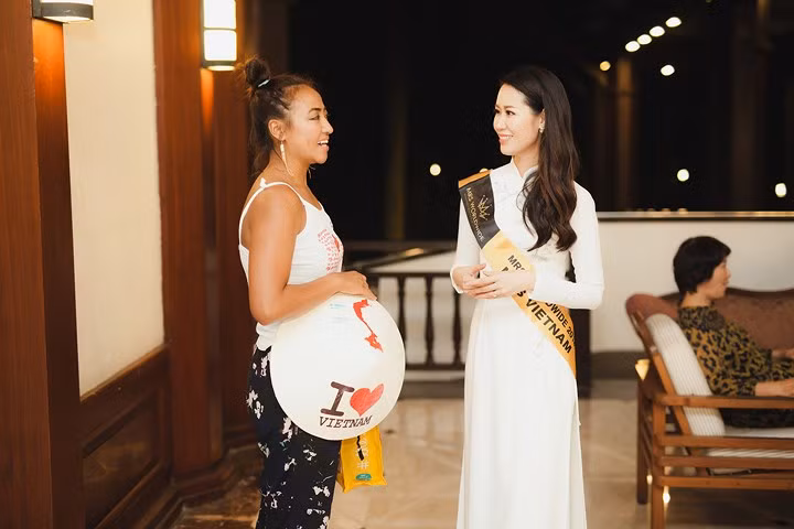  Vì lịch trình hoạt động của Mrs World Wide 2018 khá dày đặc nên Dương Thùy Linh và các thí sinh tranh thủ thời gian nghỉ ngơi ít ỏi để giao lưu, kết bạn với nhau.