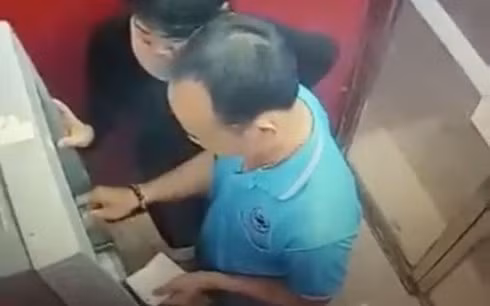 Hình ảnh hai đối tượng rút trộm tiền trong thẻ ATM nhặt được