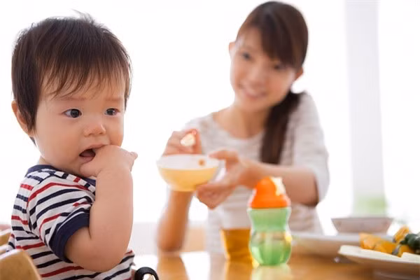Mẹ nấu cháo sai cách khiến trẻ suy dinh dưỡng. Ảnh: MNS. 