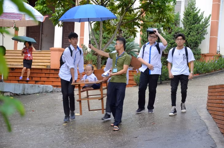 Thí sinh Phạm Thị Hoài Thương, được thí sinh tại điểm thi THPT Hòn Gai đưa đón