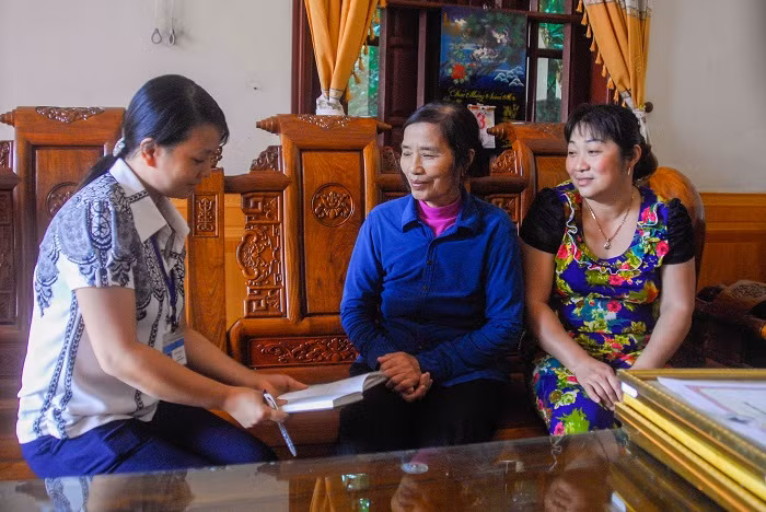 Cán bộ xã Cẩm La (ngoài cùng, bên trái) thường xuyên nắm tình hình các hộ dân trên địa bàn.