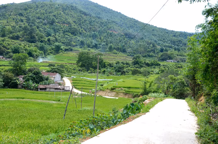 Đường trục thôn Ngàn Kheo, xã Hoành Mô, huyện Bình Liêu được bê tông hóa