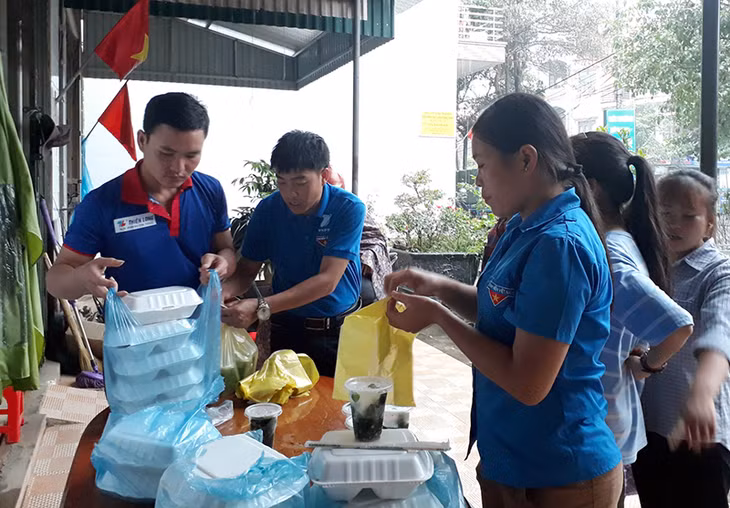 Trao suất cơm miễn phí cho các thí sinh có hoàn cảnh khó khăn.