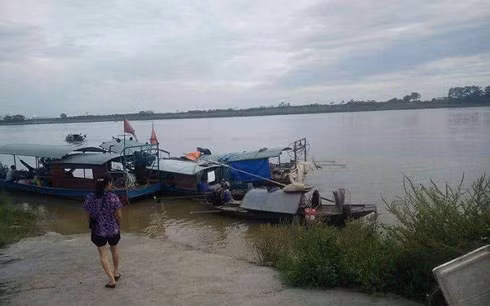 Khúc sông Hồng, đoạn chảy qua xã Vạn Phúc, nơi có người trình báo thấy nữ nhà báo dưới sông.