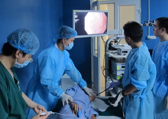 Các bác sĩ nội soi cắt hớt niêm mạc dạ dày cho một bệnh nhân ung thư dạ dày giai đoạn sớm. Ảnh: N.Phương.