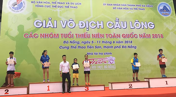 VĐV Nguyễn Hải Anh (thứ 2, trái sang) của Quảng Ninh nhận HCV cá nhân nữ U11 tại Giải vô địch cầu lông các nhóm tuổi thiếu niên toàn quốc 2018.