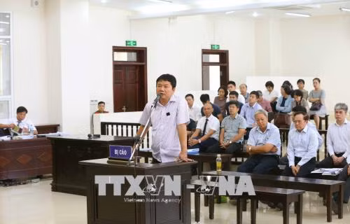 Bị cáo Đinh La Thăng (nguyên Chủ tịch HĐQT/HĐTV PVN) trả lời câu hỏi của Hội đồng xét xử. Ảnh: Doãn Tấn/TTXVN