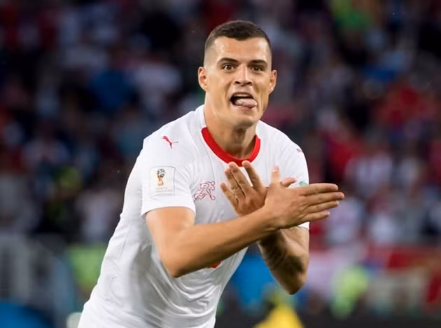 Granit Xhaka sẽ sớm nhận án phạt của FIFA vì hành động ăn mừng quá khích.