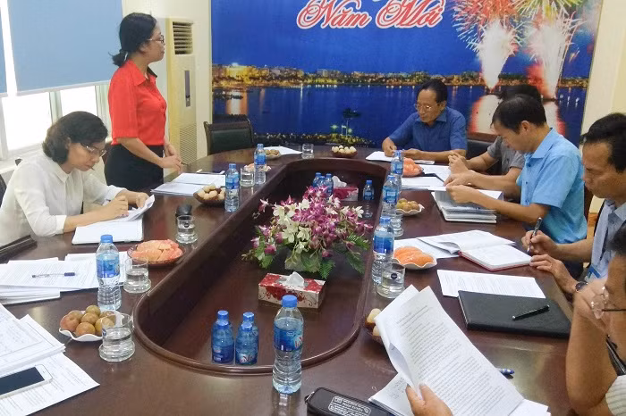 Đoàn giám sát của Thường trực HĐND tỉnh tìm hiểu thực tế tại Ban Quản lý dự án công trình huyện Hải Hà.