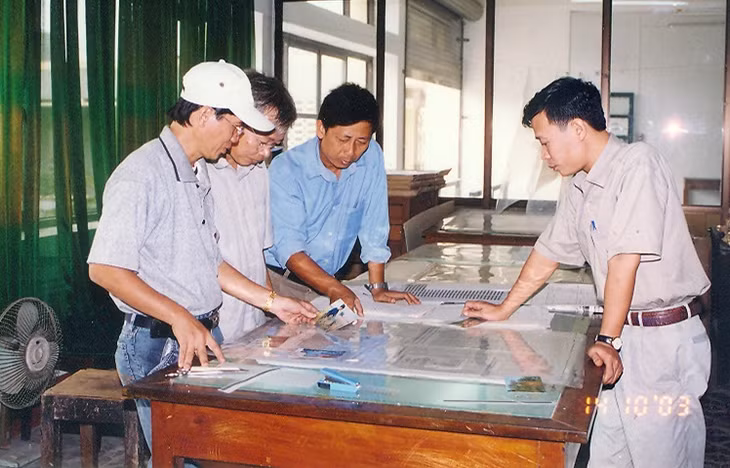 Bình bản báo Hạ Long tại Nhà in Quảng Ninh. Ảnh tư liệu của họa sĩ Vũ Quý.