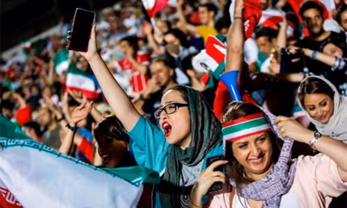 Các fan bóng đá Iran cổ vũ đội nhà thi đấu tại World Cup ở sân vận động Azadi, Tehran hôm 20/6. Ảnh: AFP