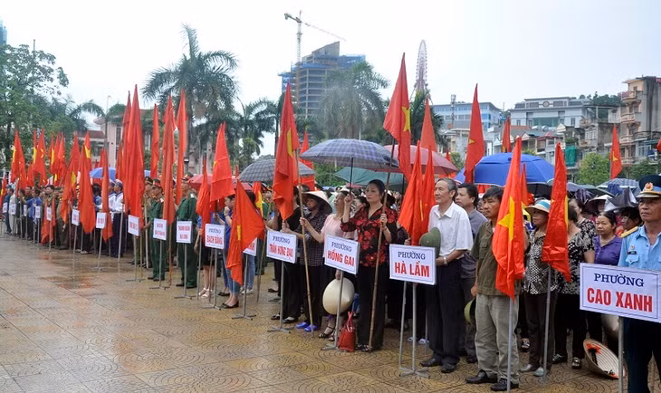 Đông đảo các tầng lớp nhân dân, lực lượng vũ trang trên địa bàn TP tham gia lễ mít tinh.