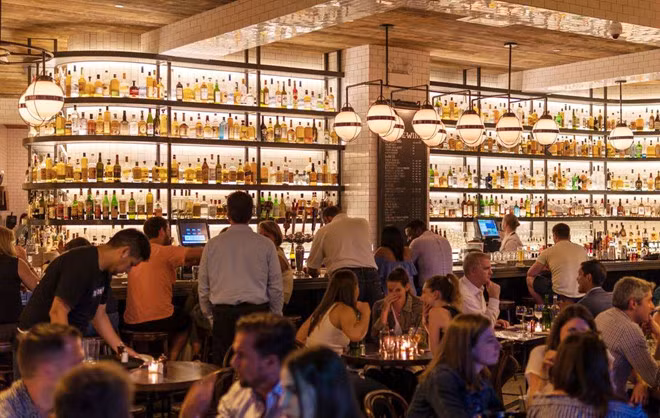 Hiểu thêm lối sống người trẻ tại các bar, pub địa phương. Ảnh: pexels.
