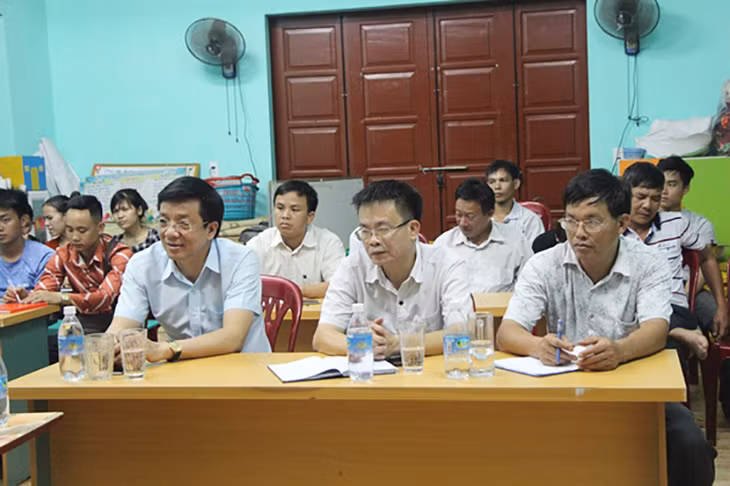 Đồng chí Nguyễn Văn Hồi, Bí thư Thị ủy, Chủ tịch HĐND TX Quảng Yên tham gia sinh hoạt với chi bộ thôn 1, xã Sông Khoai.
