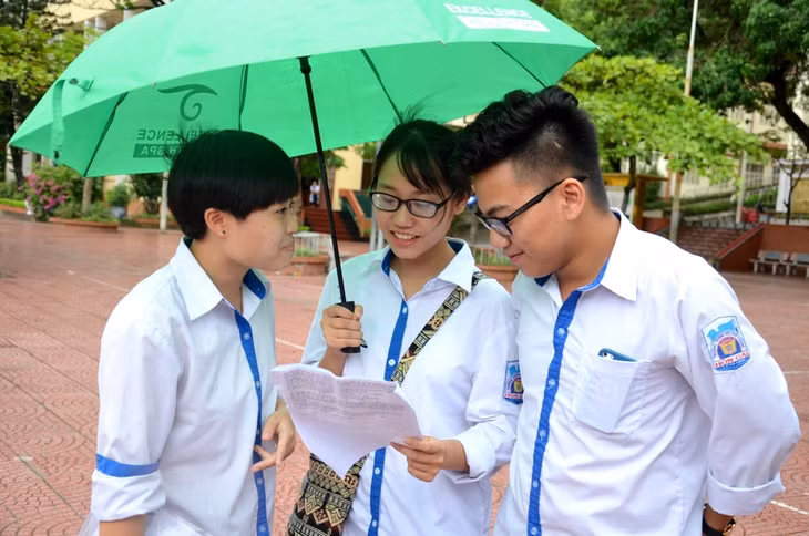 Thí sinh điểm thi THPT Hòn Gai trao đổi bài sau khi thi