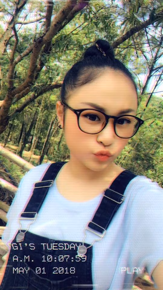 Cô gái trẻ thừa hưởng nhiều nét xinh đẹp từ người mẹ nổi tiếng.