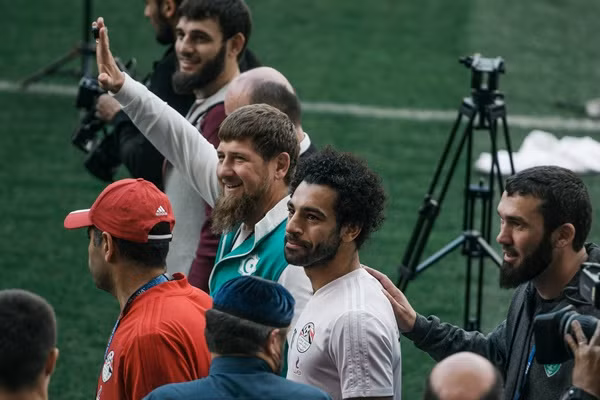 Hình ảnh gây tranh cãi của Salah và Kadyrov.