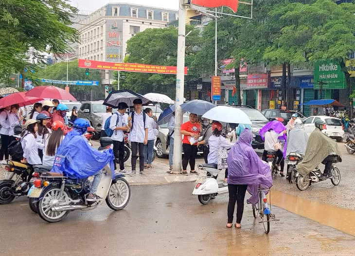 Cơn mưa nặng hạt làm ảnh hưởng đến giao thông tại khu vực điểm thi THPT Chu Văn An (TP Móng Cái).