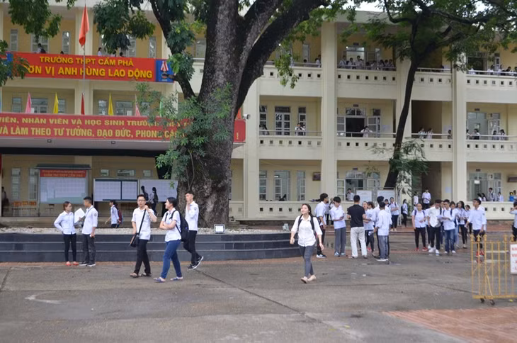 Thí sinh rời phòng thi tại điểm thi THPT Cẩm Phả
