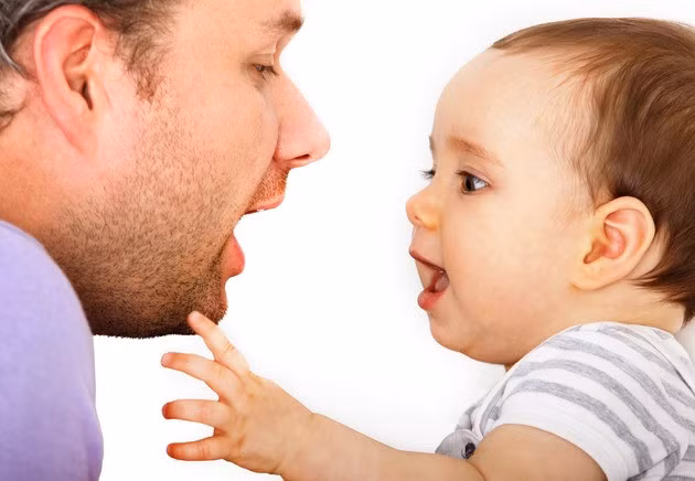 Trẻ thường học cách nói trong 2 năm đầu đời. Ảnh: Kalendarzciazy