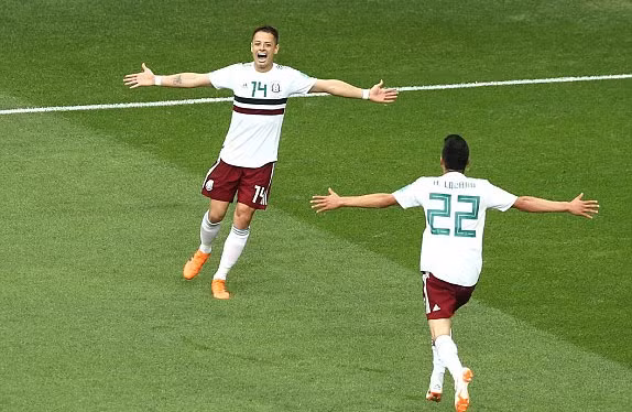 Javier Hernandez và đồng đội bay cao sau trận thắng thứ hai. Ảnh: Reuters.