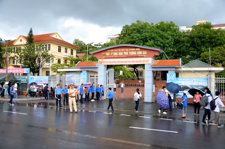Lực lượng CSGT tăng cường ở điểm thi THPT Hòn Gai