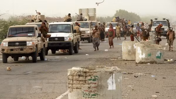 Các lực lượng Chính phủ Yemen tiến vào quận al-Durayhimi của thành phố Hodeida trong chiến dịch giải phóng thành phố này từ phiến quân Houthi. (Nguồn: AFP/TTXVN)