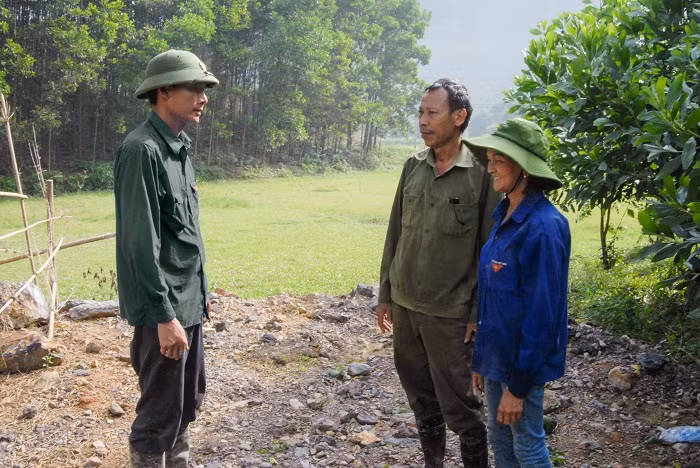 Bí thư chi bộ kiêm trưởng thôn Bãi Cát (xã Vũ Oai, huyện hoành Bồ) thường xuyên sâu sát, nắm tình hình của người dân trong thôn.