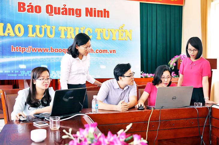 Các chương trình giao lưu trực tuyến được trang tin điện tử của Báo Quảng Ninh thực hiện trung bình 1 tháng/lần. Trong ảnh: Kíp thực hiện chương trình Giao lưu trực tuyến về chủ đề Phòng, chữa bệnh cho trẻ em dịp giao mùa, tháng 4-2016. Ảnh: Hùng Sơn