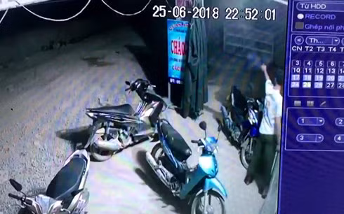 Thời điểm nổ súng (ảnh cắt từ clip).